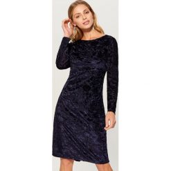 Dopasowana sukienka z tkaniny devore - Niebieski. Niebieskie sukienki damskie Mohito, z tkaniny. Za 119.99 zł.