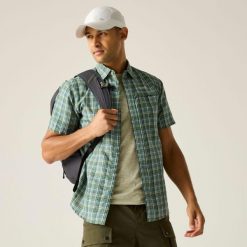 Koszula Regatta Mindano. Zielone koszule męskie Regatta, bez wzorów, sportowe, bez kołnierzyka, bez ramiączek. Za 155.40 zł.