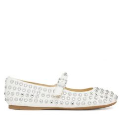 Baleriny Guess. Białe baleriny damskie Guess, z aplikacjami, bez obcasa. Za 489.99 zł.