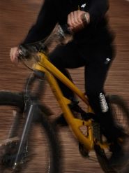 4F Spodnie casual męskie - czarna L. Czarne spodnie materiałowe męskie 4f, l, bez wzorów, z tkaniny, casualowe. Za 189.99 zł.