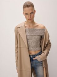 Płaszcz z imitacji skóry - beżowy. Brązowe płaszcze damskie Reserved, l, bez wzorów, ze skóry, bez kaptura. W wyprzedaży za 99.99 zł.