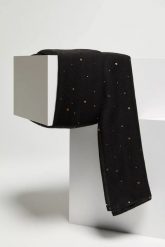 Szal ze złotym nadrukiem czarny. Czarne szaliki i chusty damskie MOODO, bez wzorów. W wyprzedaży za 19.99 zł.