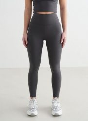 Damskie legginsy z wysokim stanem, squat proof, dla niskich Sense ciemnoszare. Szare legginsy damskie Aim'n, xs, bez wzorów, z elastanu, z podwyższonym stanem, krótkie, na fitness i siłownię. Za 297.00 zł.