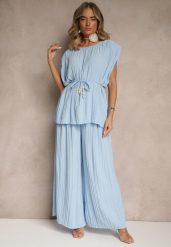Niebieski Komplet Spodnie o Szerokim Kroju i Bluzka z Usztywnioną Linią Ramion Nilamira. Niebieskie bluzki damskie Renee, m, bez wzorów, eleganckie, bez kołnierzyka, bez ramiączek. Za 129.99 zł.