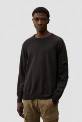 C.P. COMPANY Czarny męski sweter Crew Neck. Czarne swetry przez głowę męskie C.P. Company, l, bez wzorów, z materiału, bez kołnierzyka. W wyprzedaży za 799.99 zł.