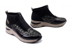 RIEKER N9362-00 black combination, botki damskie. Czarne botki damskie Rieker, bez obcasa, na koturnie, bez zapięcia. Za 311.41 zł.