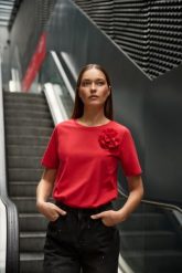 Bawełniana bluzka z aplikacją czerwona. Czerwone bluzki damskie MOODO, l, z aplikacjami, z bawełny, bez kołnierzyka. Za 79.99 zł.