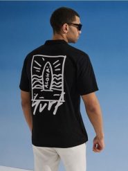 Bawełniana koszulka polo z nadrukiem wakacyjnym - czarny. Czarne koszulki polo męskie Sinsay, l, bez wzorów, z bawełny, wakacyjne, bez ramiączek. Za 29.99 zł.