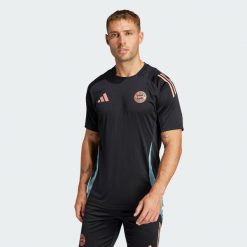 Koszulka FC Bayern Tiro 24 Training. Czarne koszulki sportowe męskie Adidas, s, bez wzorów, z materiału, bez kołnierzyka, bez ramiączek, do piłki nożnej. W wyprzedaży za 212.00 zł.