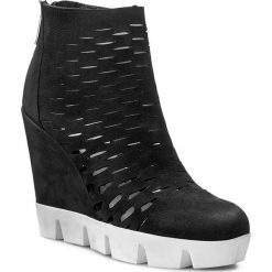 Botki CARINII - B3335 Samuel 04. Kozaki damskie marki Carinii. W wyprzedaży za 239.00 zł.