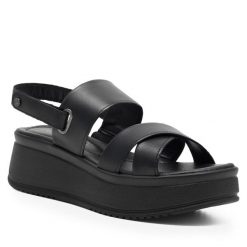 Sandały Lasocki. Czarne klapki damskie Lasocki, bez wzorów, bez obcasa, na koturnie, bez zapięcia. Za 159.99 zł.