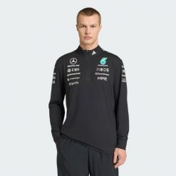 Bluza MERCEDES - AMG PETRONAS FORMULA 1 TEAM ENGINEERS QUARTER ZIP. Czarne bluzy męskie Adidas, bez wzorów, z dzianiny, bez kaptura, na fitness i siłownię. Za 569.00 zł.