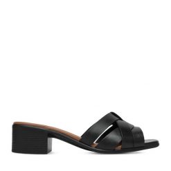 Klapki Lasocki. Czarne klapki damskie Lasocki, bez wzorów, bez obcasa. Za 159.99 zł.