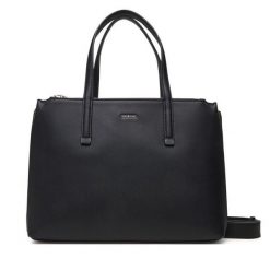 Torebka Calvin Klein. Czarne torebki do ręki damskie Calvin Klein, bez wzorów, klasyczne, bez dodatków. Za 449.99 zł.