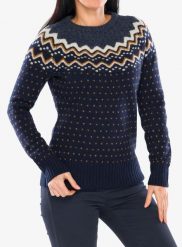 Sweter damski Fjallraven Ovik Knit Sweater. Niebieskie swetry damskie Fjällräven, na zimę, uniwersalny, bez wzorów, z dzianiny, klasyczne, bez kołnierzyka, bez ramiączek, długie, bez kaptura. Za 950.99 zł.