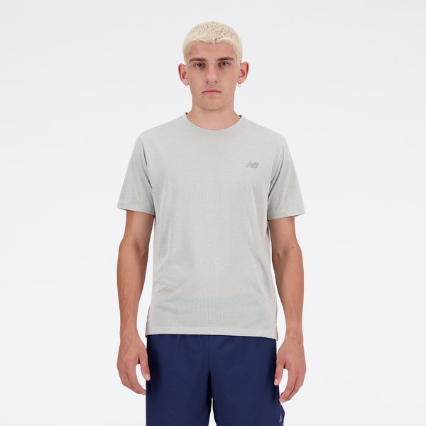 Koszulka męska New Balance MT41253AG – szara. Szare koszulki sportowe męskie New Balance, m, bez wzorów, z materiału, bez kołnierzyka, bez ramiączek, do biegania. Za 199.99 zł.