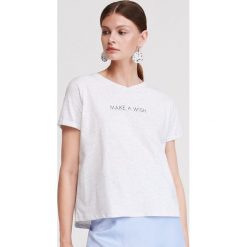 T-shirt z napisem - Jasny szary. Szare t-shirty damskie Reserved, l, bez wzorów, bez kołnierzyka. Za 49.99 zł.