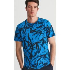 Wzorzysty T-shirt - Niebieski. T-shirty męskie marki Reserved. Za 49.99 zł.