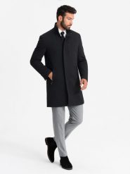 Dopasowany strukturalny męski płaszcz z wysokim kołnierzem – czarny V1 OM-COWC-0117 - L. Czarne płaszcze męskie Ombre Clothing, l, z aplikacjami, z materiału, eleganckie, długie, bez kaptura. Za 311.99 zł.