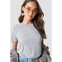NA-KD T-shirt basic z haftem Honey - Grey. T-shirty damskie marki NA-KD. Za 72.95 zł.