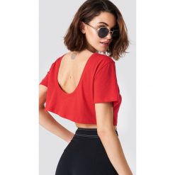 NA-KD Basic Krótki T-shirt z odkrytymi plecami - Red. T-shirty damskie marki NA-KD Basic. W wyprzedaży za 22.40 zł.