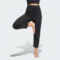 Spodnie All Me Yoga Essentials. Czarne spodnie materiałowe damskie Adidas, uniwersalny, bez wzorów, z materiału. Za 219.00 zł.
