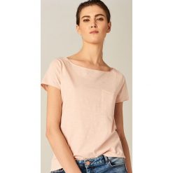 Koszulka z dekoltem typu łódka - Różowy. Czerwone t-shirty damskie Mohito, z dekoltem w łódkę. Za 29.99 zł.