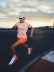 4F Koszulka do biegania szybkoschnąca damska - różowa XS. Czerwone koszulki sportowe damskie 4f, l, bez wzorów, z dzianiny, bez kołnierzyka, bez ramiączek, do biegania. Za 129.99 zł.