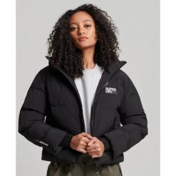 Damska prosta kurtka z kapturem Superdry. Czarne kurtki damskie Superdry., bez wzorów, z puchu, z kapturem. Za 555.35 zł.
