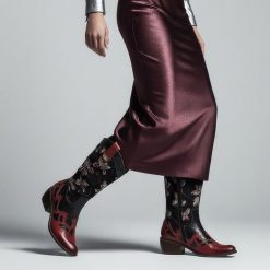 Kozaki damskie Laura Vita, wysoka cholewka skórzana zdobiona i na klocku zapinane na zamek, czerwone, SL1505-A9A. Czerwone kozaki damskie Laura Vita, z materiału, przed kolano, bez obcasa, na obcasie. Za 535.99 zł.