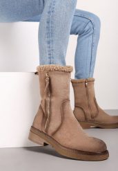 Ciemnobeżowe Botki z Imitacji Zamszu na Płaskiej Podeszwie Zdobione Futerkiem i Suwakiem Nevindria. Brązowe botki damskie Born2be, z futra, eleganckie, bez obcasa, na płaskiej podeszwie, bez zapięcia. Za 79.99 zł.