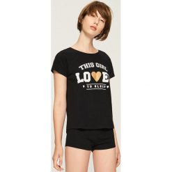 Bawełniana piżama z nadrukiem - Czarny. Piżamy damskie marki Calvin Klein Jeans. W wyprzedaży za 19.99 zł.