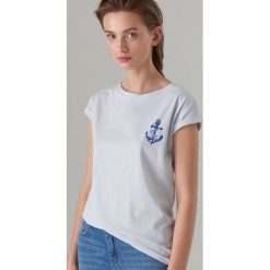 Bawełniana koszulka z motywem marynistycznym - Niebieski. T-shirty damskie marki Mohito. Za 19.99 zł.