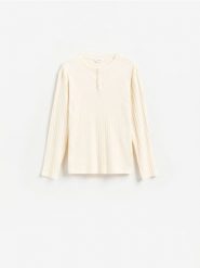 Longsleeve slim fit - złamana biel. Bluzki z długim rękawem męskie Reserved, l, bez wzorów, z bawełny, bez kołnierzyka. Za 79.99 zł.