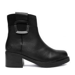 Botki Rieker. Czarne botki damskie Rieker, bez obcasa, na słupku, bez zapięcia. Za 419.99 zł.