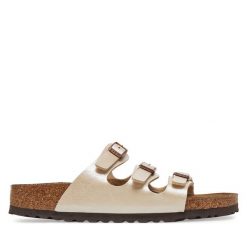 Klapki Birkenstock. Białe klapki damskie Birkenstock, bez wzorów, bez obcasa. Za 449.99 zł.