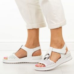 Białe skórzane sandały damskie Jezzi 9758. Białe sandały damskie Jezzi, z aplikacjami, z jeansu, bez obcasa, na platformie, bez zapięcia. Za 229.00 zł.