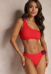 Czerwone Bikini 2-Częściowe Asymetryczny Stanik i Majtki z Aplikacjami Kwiatu Namsilea. Czerwone bikini damskie Renee, na lato, l, z aplikacjami. Za 54.99 zł.
