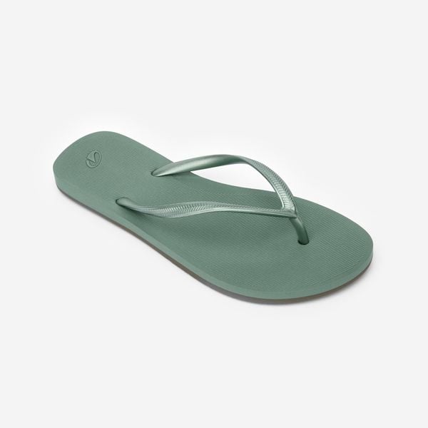 Japonki damskie Decathlon 500 Grass. Zielone klapki damskie Decathlon, bez wzorów, bez obcasa, na płaskiej podeszwie. Za 39.99 zł.