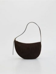 Torebka na ramię z imitacji zamszu - ciemnobrązowy. Brązowe torby na ramię damskie Reserved, bez wzorów, bez dodatków. Za 129.99 zł.