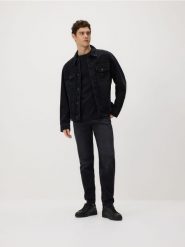 Jeansy carrot z efektem sprania - czarny. Czarne jeansy męskie Reserved. Za 139.99 zł.