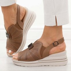 Brązowe skórzane sandały damskie na koturnie M.Daszyński 25144-4. Brązowe sandały damskie M.Daszyński, z aplikacjami, ze skóry, bez obcasa, na koturnie, bez zapięcia. Za 219.00 zł.