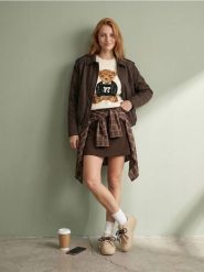 Dzianinowy sweter z motywem misia - kremowy. Białe swetry damskie Sinsay, l, bez wzorów, z dzianiny, bez kołnierzyka, bez ramiączek, bez kaptura. Za 49.99 zł.