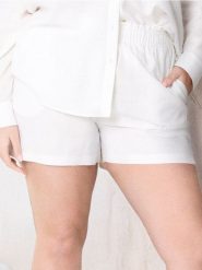 Szorty z wiskozą PLUS SIZE - kremowy. Białe szorty damskie Sinsay, l, bez wzorów, z materiału. W wyprzedaży za 29.99 zł.