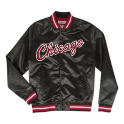 Lekka satynowa kurtka Chicago Bulls. Czarne kurtki męskie Mitchell & Ness, xl, bez wzorów, z satyny, do koszykówki. Za 472.50 zł.