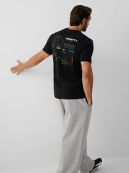 4F T-shirt regular z nadrukiem męski - czarny M. Czarne koszulki sportowe męskie 4f, l, bez wzorów, z bawełny, bez kołnierzyka, bez ramiączek, trekkingowe. Za 89.99 zł.