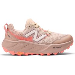 Buty damskie New Balance Fresh Foam X Hierro v9 WTHIERV9 – różowe. Czerwone obuwie sportowe damskie New Balance, bez wzorów, z gumy, do biegania. Za 749.99 zł.