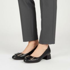 Czółenka damskie Armodo, cholewka skóra naturalna gładka klasyczny fason stabilny obcas metalowa ozdoba z przodu jednolita forma miękkie wykończenie. Czarne czółenka damskie Armodo, z aplikacjami, ze skóry, biznesowe, bez obcasa, na obcasie, bez zapięcia. Za 379.00 zł.