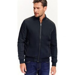 KRÓTKA KURTKA MĘSKA Z PODWÓJNĄ STÓJKĄ. Kurtki sportowe męskie marki TOP SECRET. W wyprzedaży za 119.99 zł.