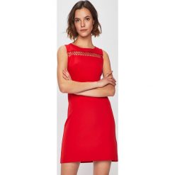 Guess Jeans - Sukienka. Czerwone sukienki damskie Guess Jeans, s, z aplikacjami, z elastanu, casualowe, bez kołnierzyka, bez ramiączek. W wyprzedaży za 369.90 zł.